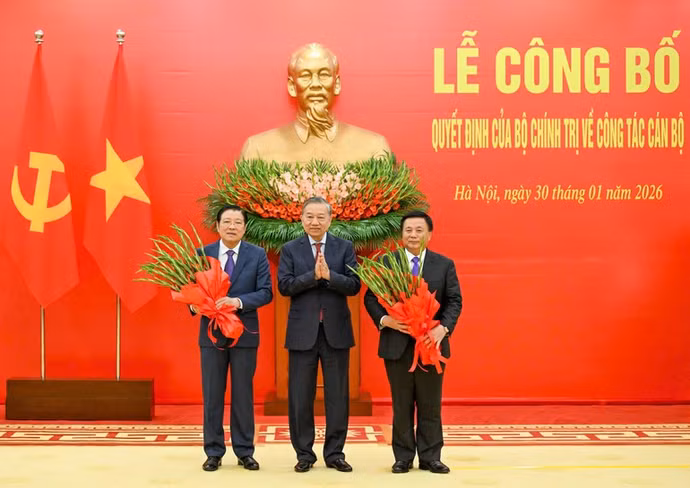 Tổng Bí thư tặng hoa các đồng chí Phan Đình Trạc và Nguyễn Xuân Thắng. (Ảnh: DUY LINH)