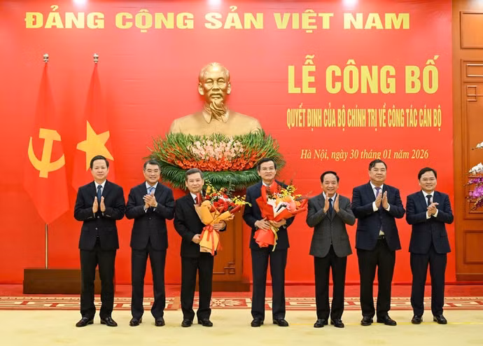 Lãnh đạo các Ban Đảng, Văn phòng Trung ương Đảng chúc mừng đồng chí Lê Minh Trí và Đoàn Minh Huấn. (Ảnh: DUY LINH)