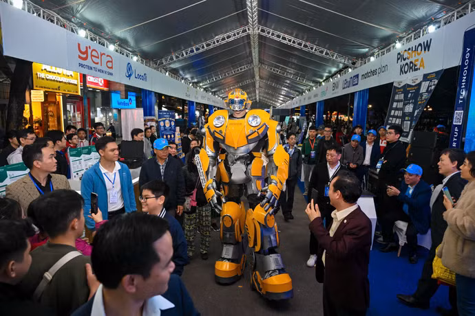 khu-vuc-trai-nghiem-cong-nghe-tai-techfest-2025-duoc-dat-ngay-tren-pho-di-bo-ho-guom-thu-hut-dong-dao-luot-khach-ghe-tham-anh-giang-huy.jpg