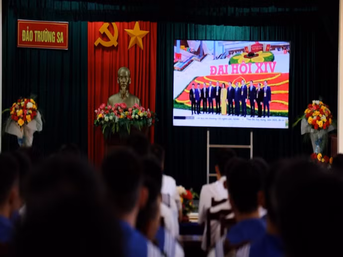 can-bo-chien-si-dao-truong-sa-theo-doi-dai-hoi-dang.jpg