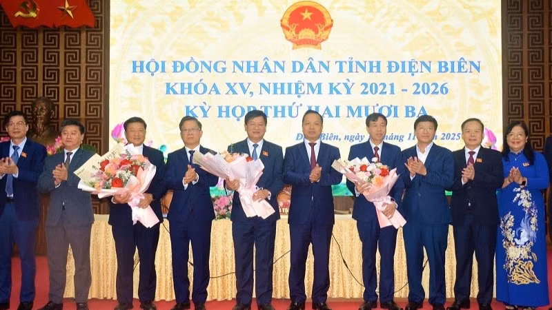 Đồng chí Trần Tiến Dũng, Bí thư Tỉnh ủy Điện Biên cùng các đồng chí trong Ban Thường vụ Tỉnh ủy tặng hoa, chúc mừng đồng chí Lò Văn Phương (thứ 3 từ trái sang), nguyên Chủ tịch Hội đồng nhân dân tỉnh đã hoàn thành nhiệm vụ; chúc mừng hai đồng chí được tín nhiệm, bầu lãnh đạo Hội đồng nhân dân và Ủy ban nhân dân tỉnh. 