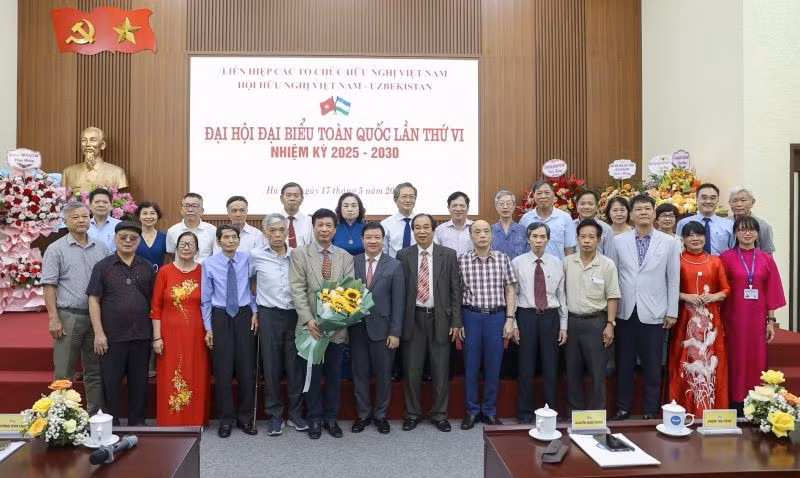 Ban Chấp hành Hội Hữu nghị Việt Nam-Uzbekistan nhiệm kỳ 2025-2030 ra mắt Đại hội. (Ảnh: Đình Hòa/VUFO)
