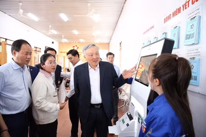 Phó Thủ tướng Thường trực Chính phủ Nguyễn Hòa Bình tới thăm và làm việc với xã Đức Trọng (tỉnh Lâm Đồng) về tổ chức, vận hành Trung tâm Phục vụ hành chính công ngày 30/6/2025.
