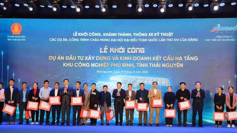 Trao quà của Ủy ban nhân dân tỉnh Thái Nguyên cho đại diện nhân dân các xã vùng dự án xây dựng Khu công nghiệp Phú Bình. (Ảnh: TUẤN SƠN)