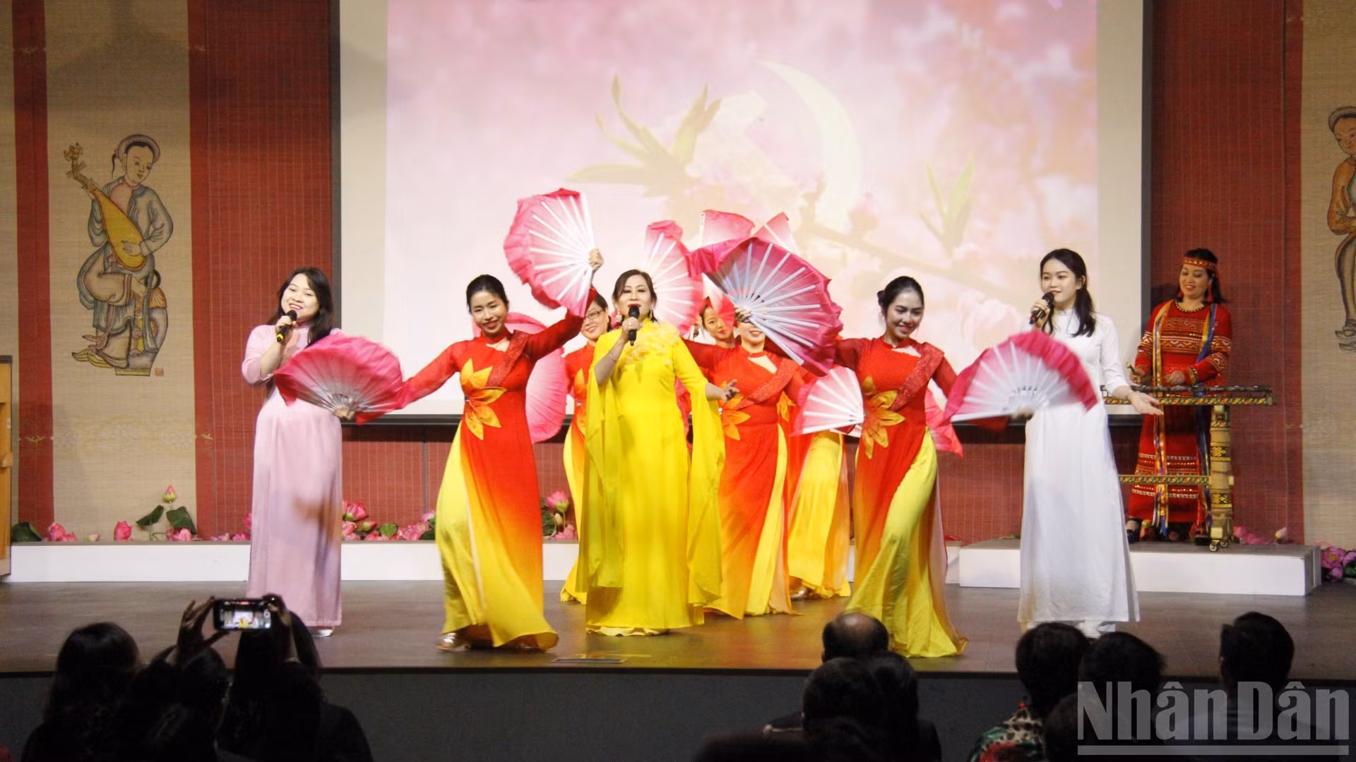 Thế hệ trẻ tại Pháp tham gia Chương trình văn nghệ kỷ niệm 95 năm Ngày thành lập Đảng Cộng sản Việt Nam quang vinh (3/2/1930-3/2/2025) tại Paris ngày 2/2/2025. (ẢNH: KHẢI HOÀN)