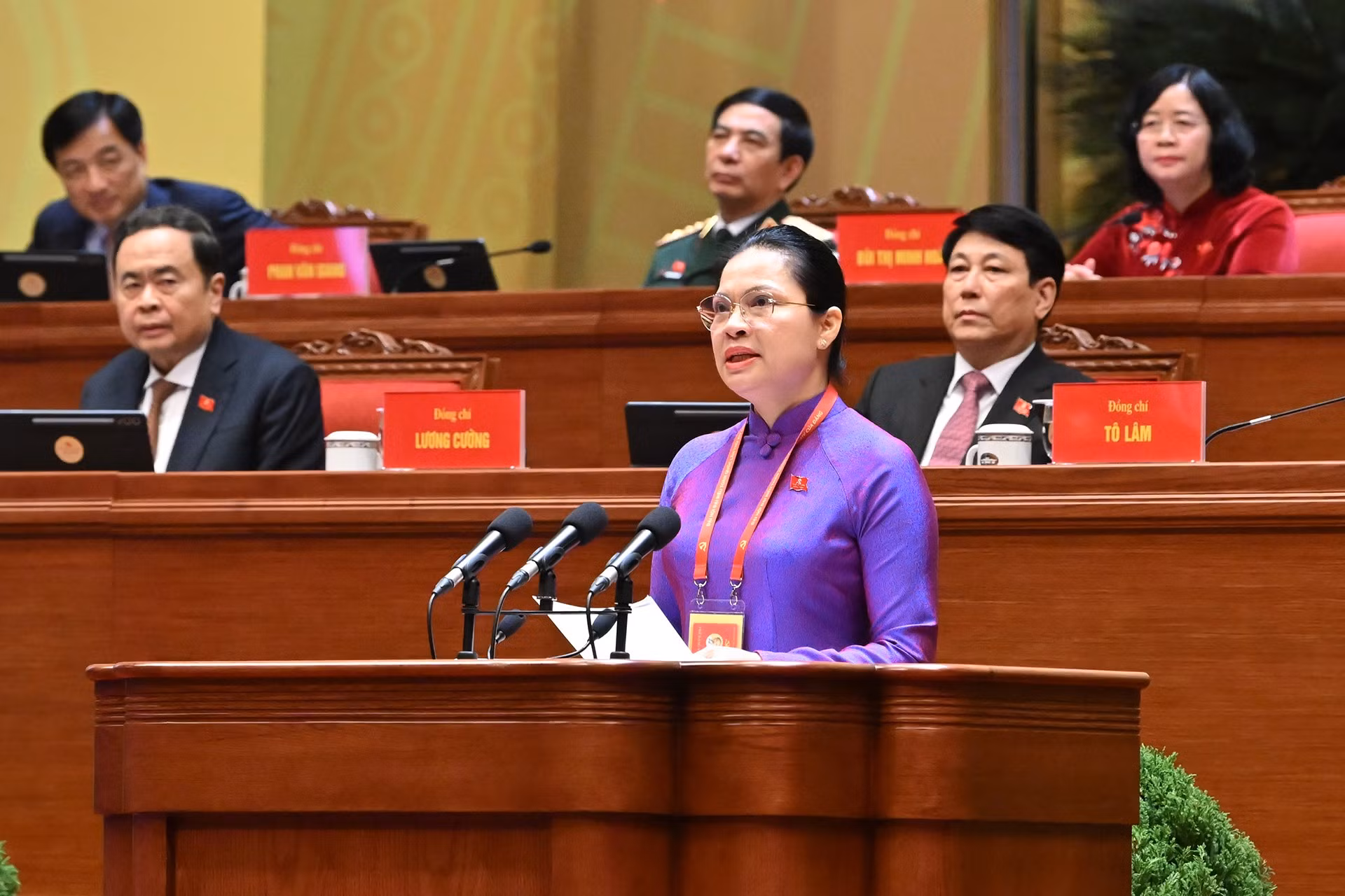 Ủy viên Trung ương Đảng, Phó Bí thư Thường trực Đảng ủy Mặt trận Tổ quốc, các đoàn thể Trung ương, Phó Chủ tịch - Tổng thư ký Ủy ban Trung ương Mặt trận Tổ quốc Việt Nam Hà Thị Nga thay mặt Đảng bộ Mặt trận Tổ quốc, các đoàn thể Trung ương trình bày tham luận.