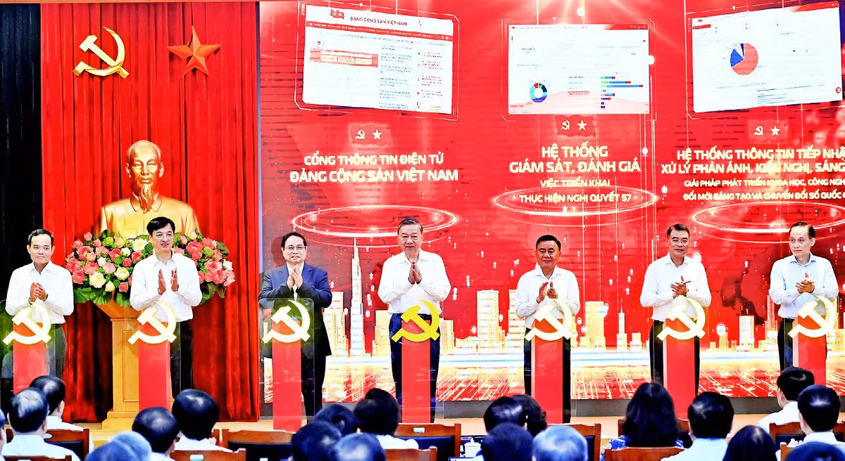 Tổng Bí thư Tô Lâm, Thủ tướng Phạm Minh Chính, Thường trực Ban Bí thư Trần Cẩm Tú và các đồng chí lãnh đạo Đảng, Nhà nước thực hiện nghi thức ra mắt 3 nền tảng số phục vụ triển khai Nghị quyết số 57-NQ/TW, ngày 2/7/2025. (Ảnh: ĐĂNG KHOA)