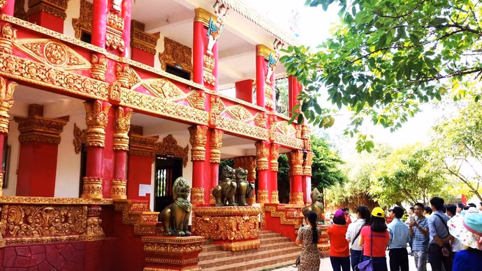 chua-soc-lon-binh-phuoc-doc-dao-net-van-hoa-cua-nguoi-khmer-02-1656576874.jpg
