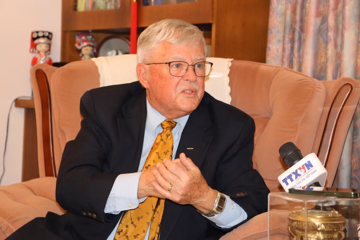 Giáo sư Carl Thayer, thuộc Học viện Quốc phòng Australia, Đại học New South Wales.