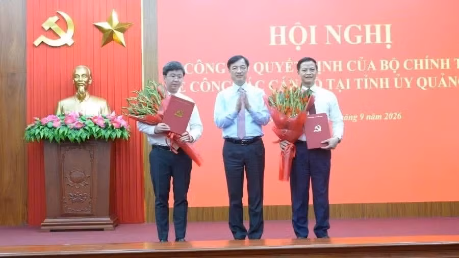 Đồng chí Nguyễn Duy Ngọc, Ủy viên Bộ Chính trị, Bí thư Trung ương Đảng, Trưởng Ban Tổ chức Trung ương trao quyết định và tặng hoa chúc mừng 2 đồng chí Vương Quốc Tuấn (bên phải) và Bùi Hoàng Phương. (Ảnh: HG)