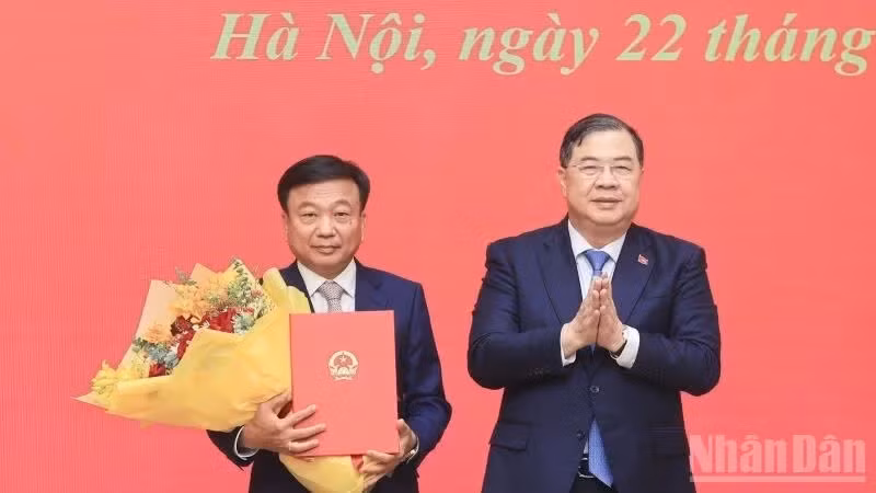 Ông Nguyễn Danh Huy (trái) được Thủ tướng Chính phủ điều động, bổ nhiệm giữ chức vụ Phó Chủ nhiệm Văn phòng Chính phủ kể từ ngày 21/9/2026. (Ảnh: TRUNG ĐỨC) 