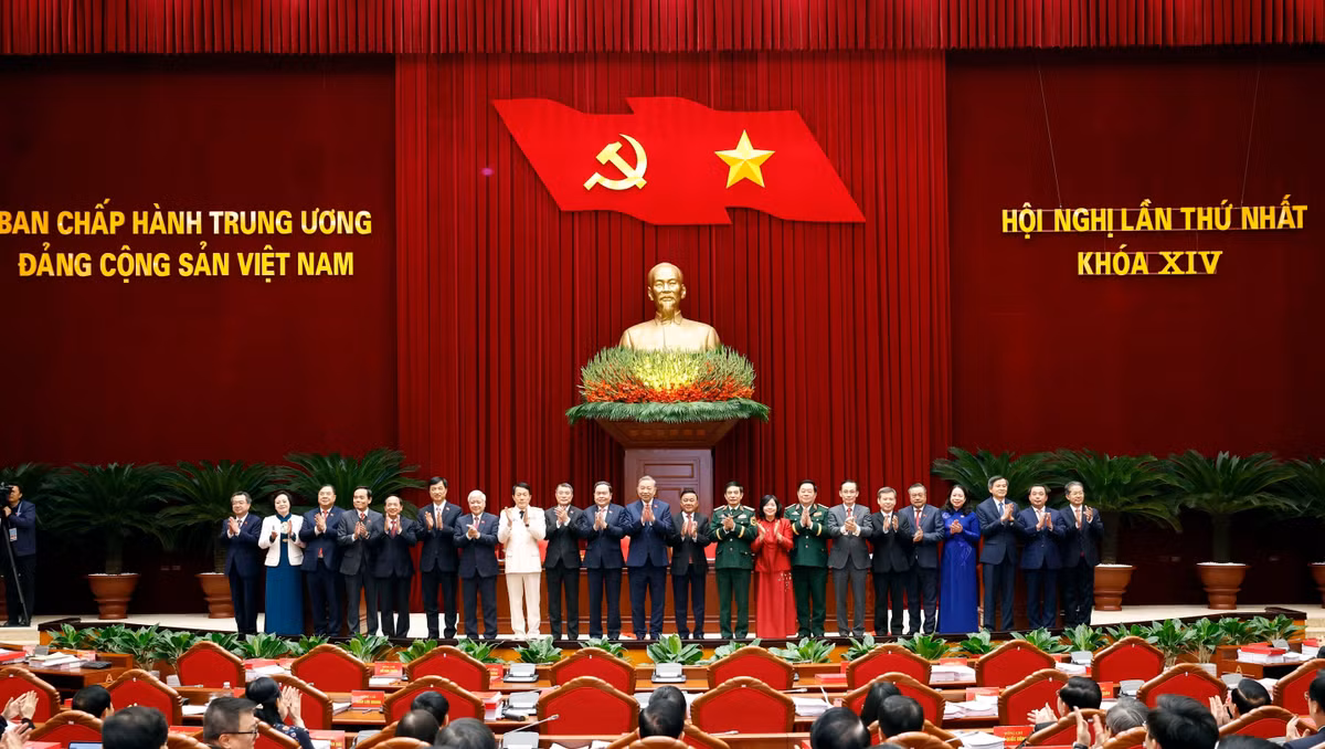 Tổng Bí thư Tô Lâm cùng các đồng chí Ủy viên Bộ Chính trị, Ủy viên Ban Bí thư Ban Chấp hành Trung ương khóa XIV ra mắt tại Hội nghị lần thứ nhất Ban Chấp hành Trung ương Đảng khóa XIV. Ảnh: TTXVN