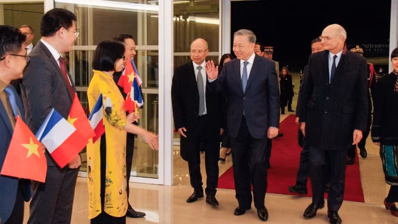 Các cơ quan đại diện và kiều bào tại Pháp vui mừng đón Tổng Bí thư, Chủ tịch nước Tô Lâm cùng Đoàn đại biểu cấp cao Việt Nam thăm chính thức Cộng hòa Pháp ngày 3/10/2024. (Ảnh: KHẢI HOÀN)