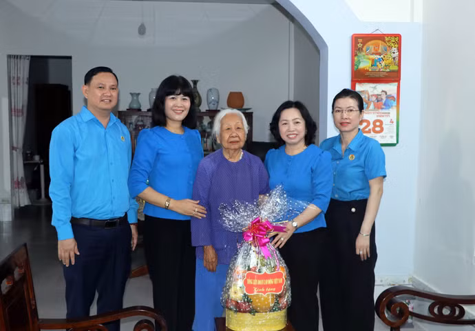 vna-potal-vinh-long-to-chuc-bua-com-cong-doan-8176535.jpg