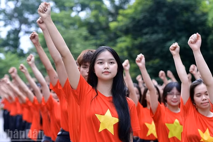 thanh-nien-chao-co-toi-yeu-to-quoc-toi.jpg