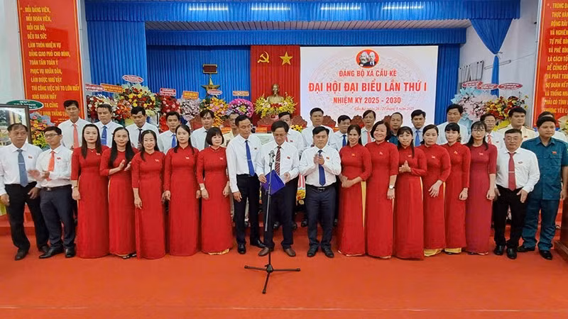 Ban Chấp hành Đảng bộ xã Cầu Kè nhiệm kỳ 2025-2030 ra mắt tại Đại hội đại biểu xã.