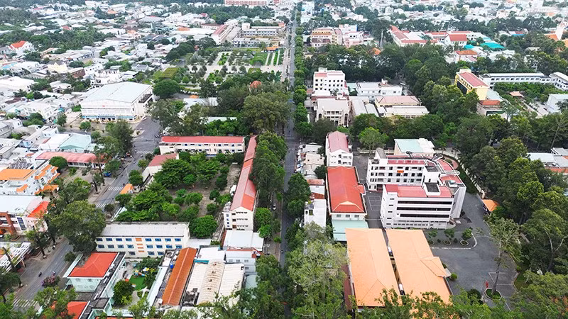 Phường Trà Vinh, tỉnh Vĩnh Long rợp bóng cây xanh cổ thụ.