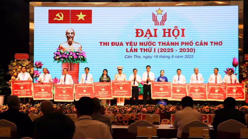 Nhiều tập thể và cá nhân được biểu dương, khen thưởng vì có thành tích xuất sắc trong phong trào thi đua yêu nước.