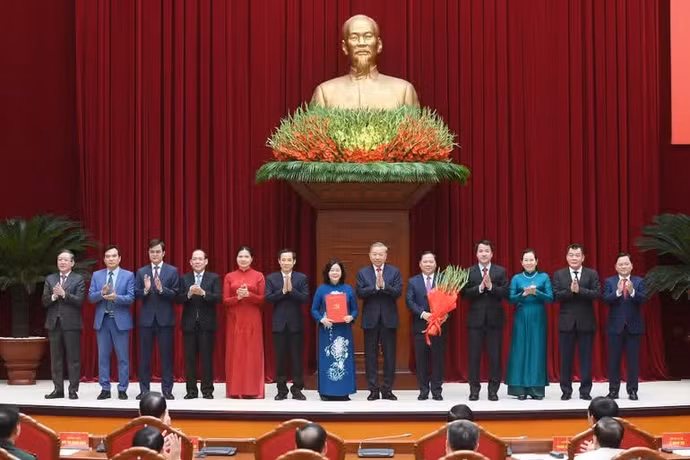 Tổng Bí thư, Chủ tịch nước trao Quyết định của Bộ Chính trị về nhân sự Đảng ủy Mặt trận Tổ quốc, các đoàn thể Trung ương. (Ảnh: ĐĂNG KHOA)