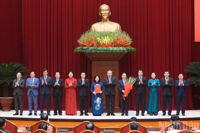 Tổng Bí thư, Chủ tịch nước Tô Lâm trao Quyết định chỉ định tham gia Ban Chấp hành, Ban Thường vụ, Bí thư, Phó Bí thư Đảng ủy Mặt trận Tổ quốc, các đoàn thể Trung ương nhiệm kỳ 2025-2030.