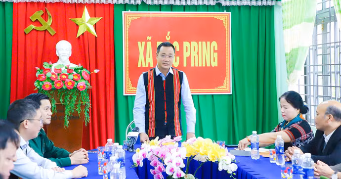 bi-thu-thanh-uy-lam-viec-voi-dang-uy-xa-dac-pring.jpg