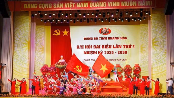 chu-tich-quoc-hoi-dang-bo-tinh-khanh-hoa-7-1509.jpg