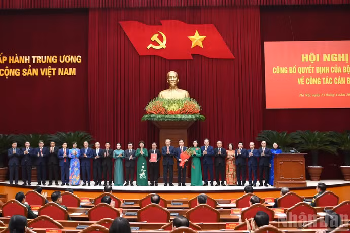 Tổng Bí thư, Chủ tịch nước Tô Lâm trao Quyết định chỉ định tham gia Ban Chấp hành, Ban Thường vụ, Bí thư, Phó Bí thư Đảng ủy các cơ quan Đảng Trung ương nhiệm kỳ 2025-2030.
