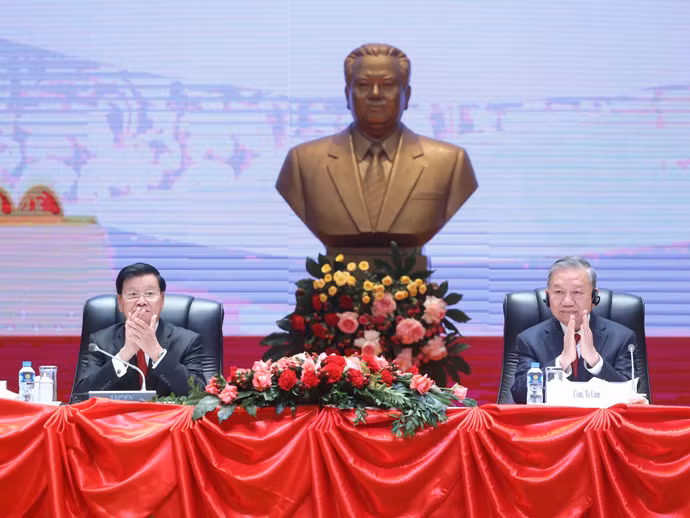 Tổng Bí thư Tô Lâm và Tổng Bí thư, Chủ tịch nước Lào Thongloun Sisoulith chủ trì Hội nghị thông báo kết quả Đại hội đại biểu toàn quốc lần thứ XIV Đảng của Cộng sản Việt Nam. (Ảnh: Thống Nhất/TTXVN)