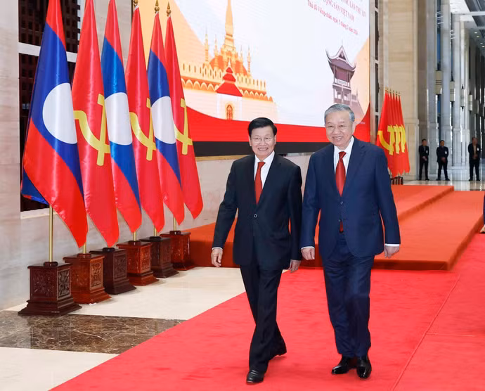 Tổng Bí thư Tô Lâm và Tổng Bí thư, Chủ tịch nước Lào Thongloun Sisoulith đến dự Hội nghị thông báo kết quả Đại hội đại biểu toàn quốc lần thứ XIV Đảng của Cộng sản Việt Nam. (Ảnh: Thống Nhất/TTXVN)