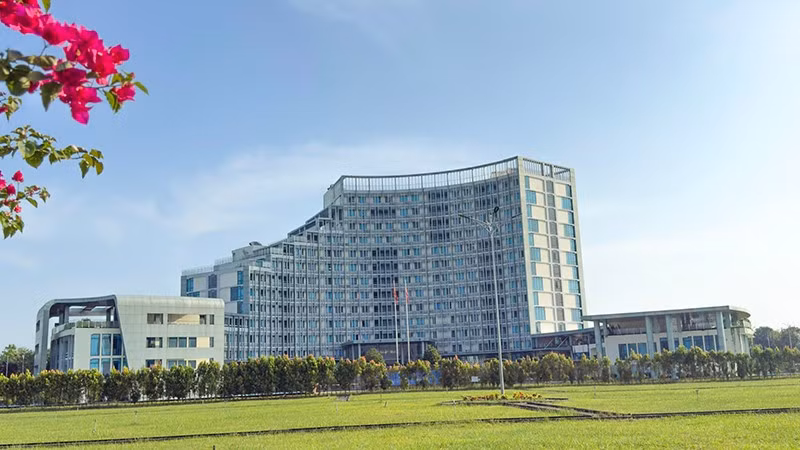 Trung tâm hành chính tỉnh Vĩnh Long đặt tại phường Long Châu.
