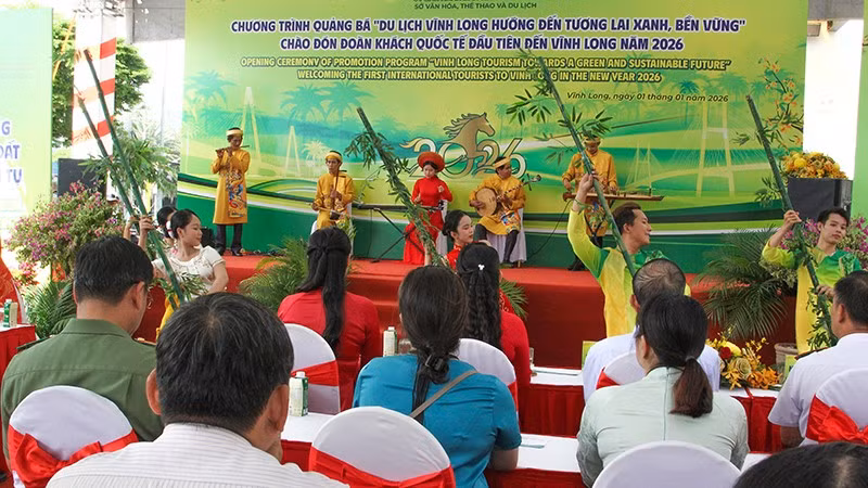 Chương trình văn nghệ phục vụ du khách đến Vĩnh Long.