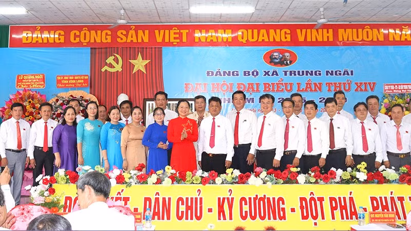 Lãnh đạo tỉnh Vĩnh Long chúc mừng Ban chấp hành Đảng bộ xã Trung Ngãi. 