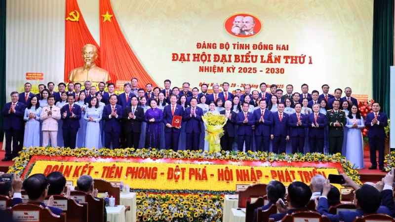 Đồng chí Phan Đình Trạc và các đồng chí nguyên lãnh đạo Đảng, Nhà nước chúc mừng Ban Chấp hành Đảng bộ tỉnh Đồng Nai nhiệm kỳ 2025-2030 ra mắt.