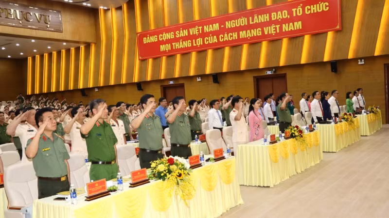 Các đại biểu thực hiện lễ chào cờ tại Đại hội.