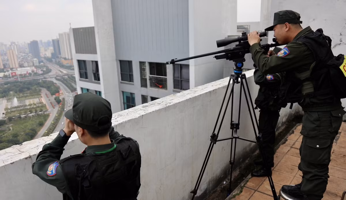 Trong những ngày qua, trên nhiều điểm cao chung quanh địa điểm diễn ra Đại hội Đảng toàn quốc lần thứ XIV, Đoàn Cảnh sát đặc nhiệm số 1 bố trí một số tổ quan sát bắn tỉa làm nhiệm vụ.