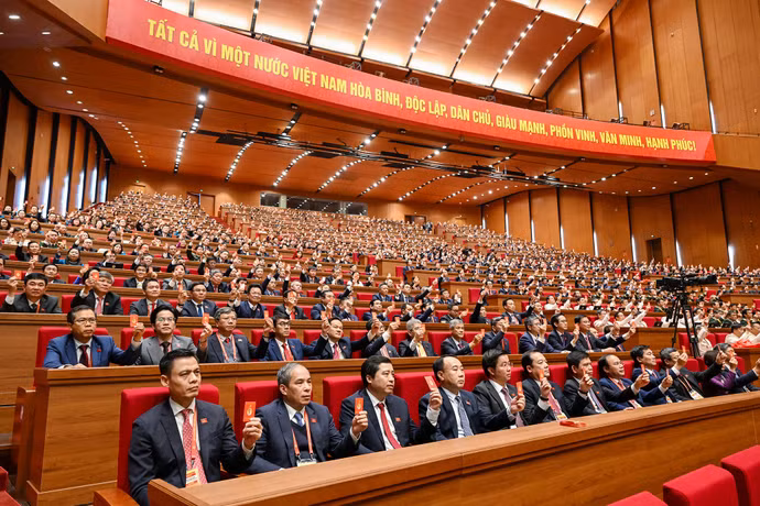 Các đại biểu biểu quyết thông qua Nghị quyết Đại hội XIV của Đảng.