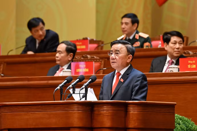 Đồng chí Trần Cẩm Tú, Ủy viên Bộ Chính trị, Thường trực Ban Bí thư trình bày Báo cáo tiếp thu, giải trình của Đoàn Chủ tịch về ký kiến thảo luận của các đại biểu đối với dự thảo các văn kiện và Báo cáo kiểm điểm sự lãnh đạo, chỉ đạo của Ban Chấp hành Trung ương khóa XIII trình Đại hội XIV của Đảng.