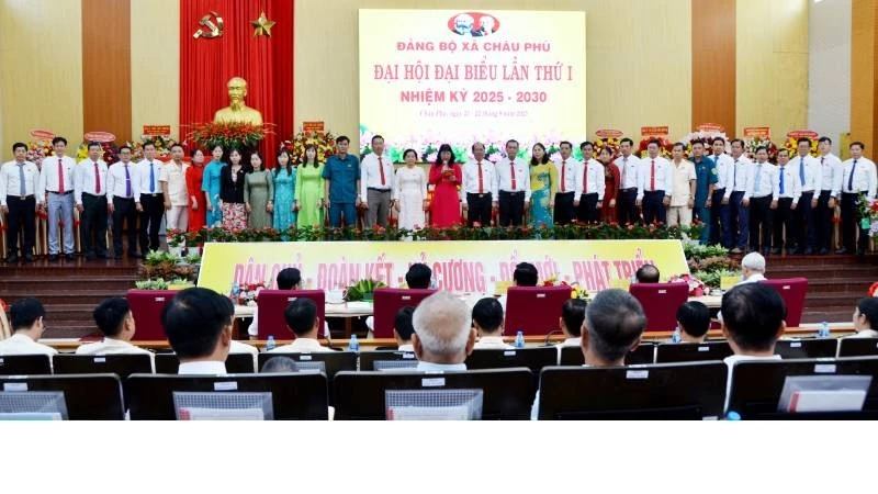 Ra mắt Ban Chấp hành Đảng bộ xã Châu Phú nhiệm kỳ 2025-2030.