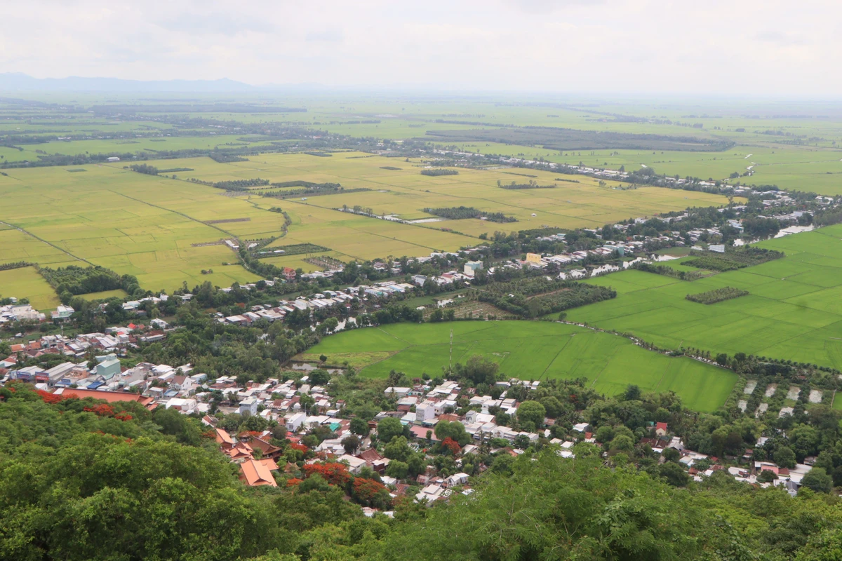 Một góc phường Vĩnh Tế nhìn từ đỉnh núi Sam