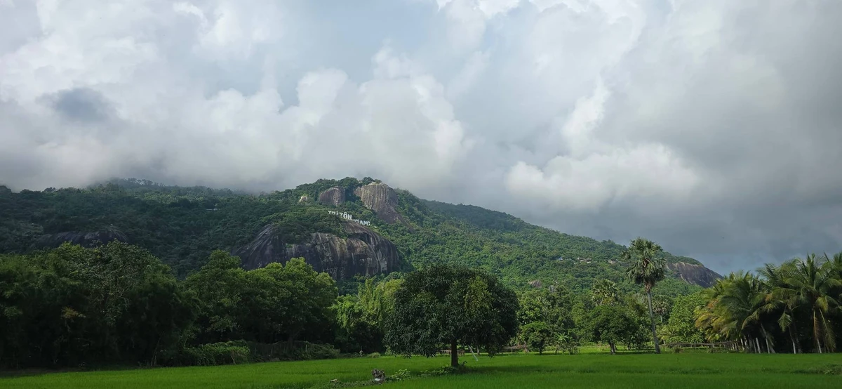 Núi Cô Tô là một trong cảnh đẹp tự nhiên của xã Cô Tô