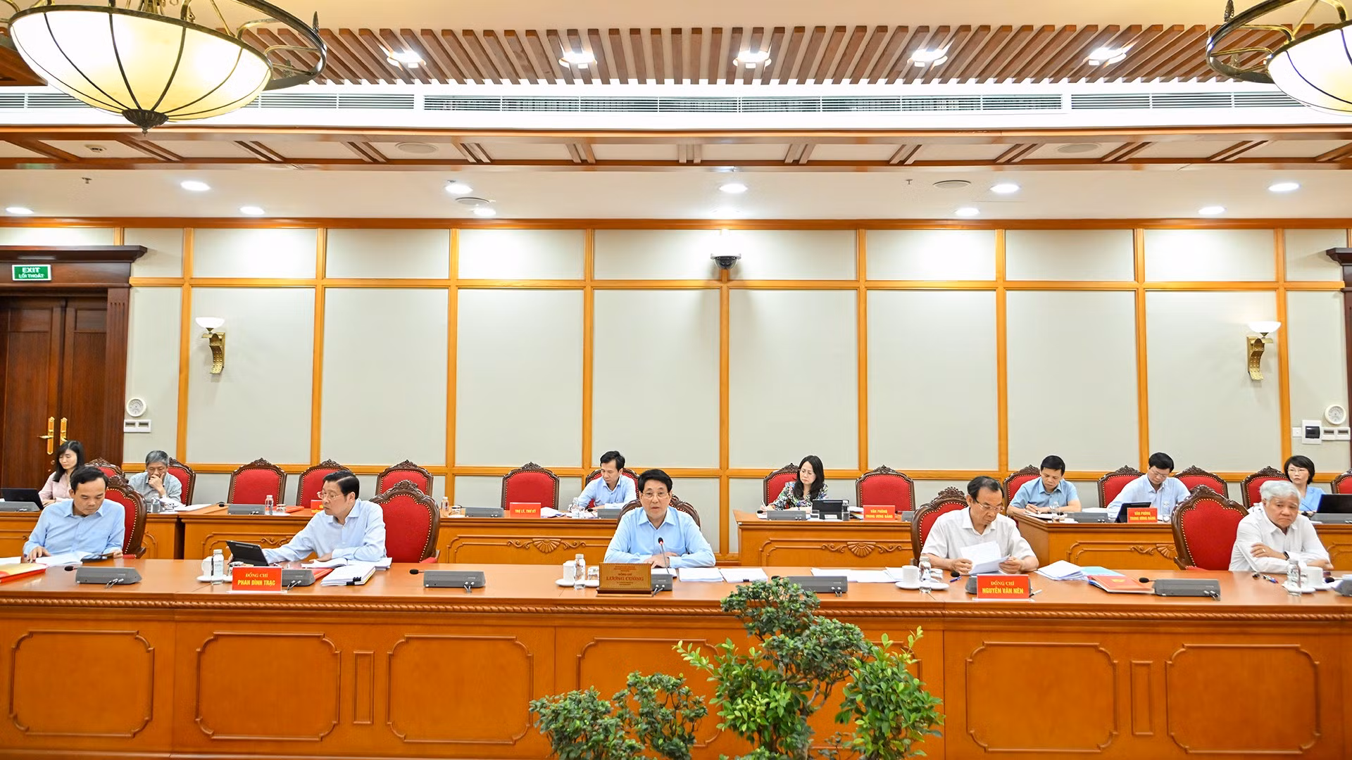 Chủ tịch nước Lương Cường và các đồng chí Bộ Chính trị, Ban Bí thư cùng các đại biểu tại cuộc làm việc với Ban Thường vụ Tỉnh ủy Phú Thọ.