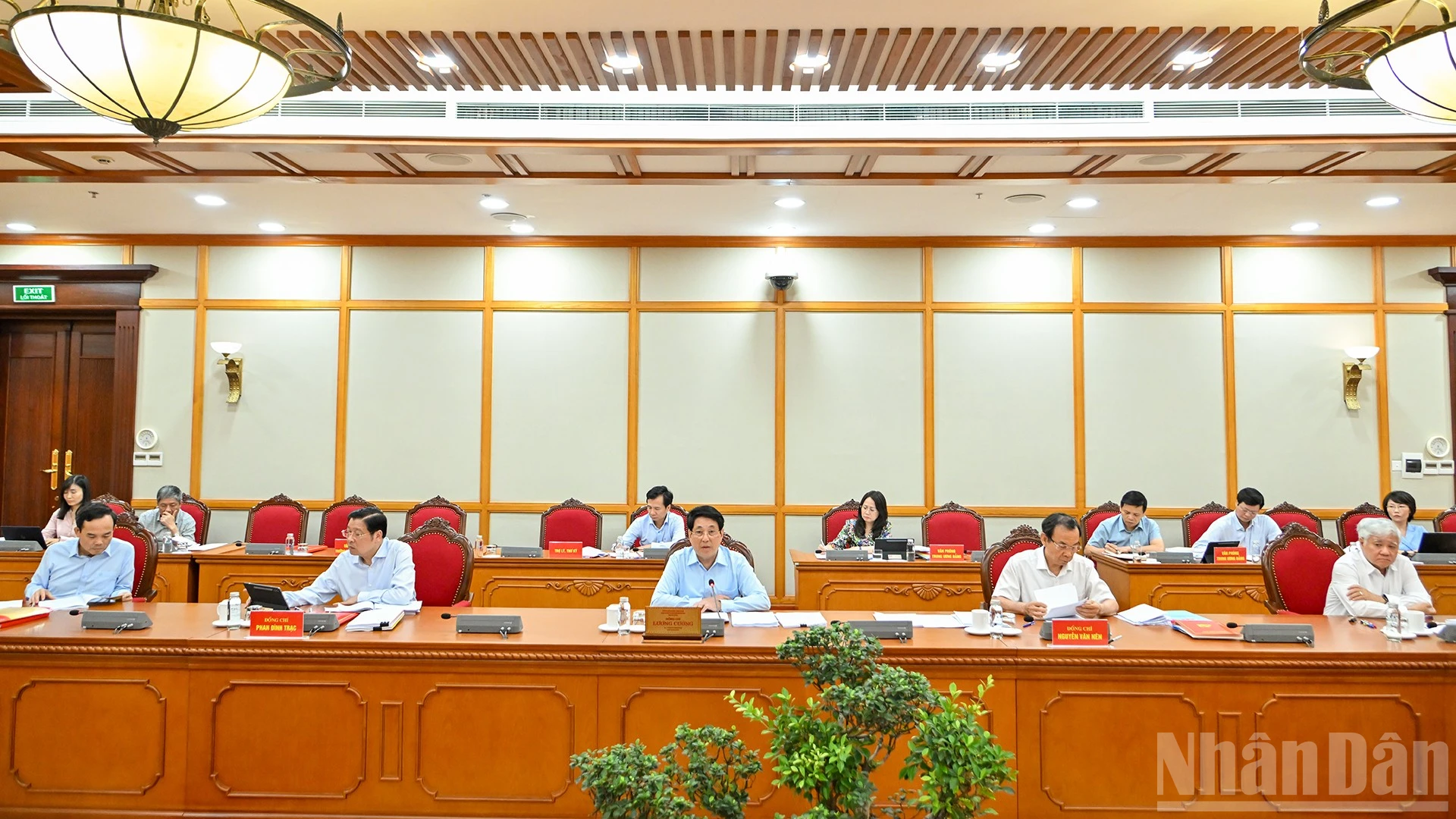 Chủ tịch nước Lương Cường và các đồng chí Bộ Chính trị, Ban Bí thư cùng các đại biểu tại cuộc làm việc với Ban Thường vụ Tỉnh ủy Phú Thọ.