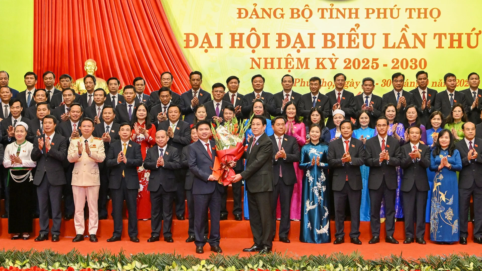 Chủ tịch nước Lương Cường trao Quyết định của Bộ Chính trị và tặng hoa chúc mừng Ban Chấp hành Đảng bộ tỉnh Phú Thọ nhiệm kỳ 2025-2030.
