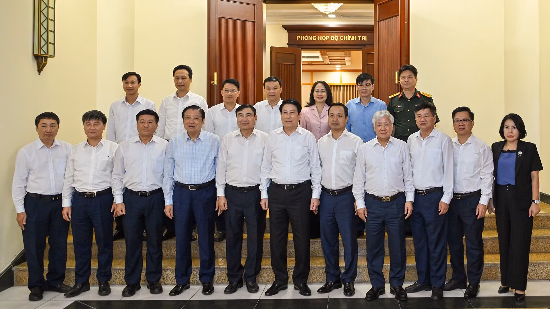 Chủ tịch nước Lương Cường và các đại biểu cùng các đồng chí trong Ban Thường vụ Tỉnh ủy Điện Biên tại buổi làm việc.