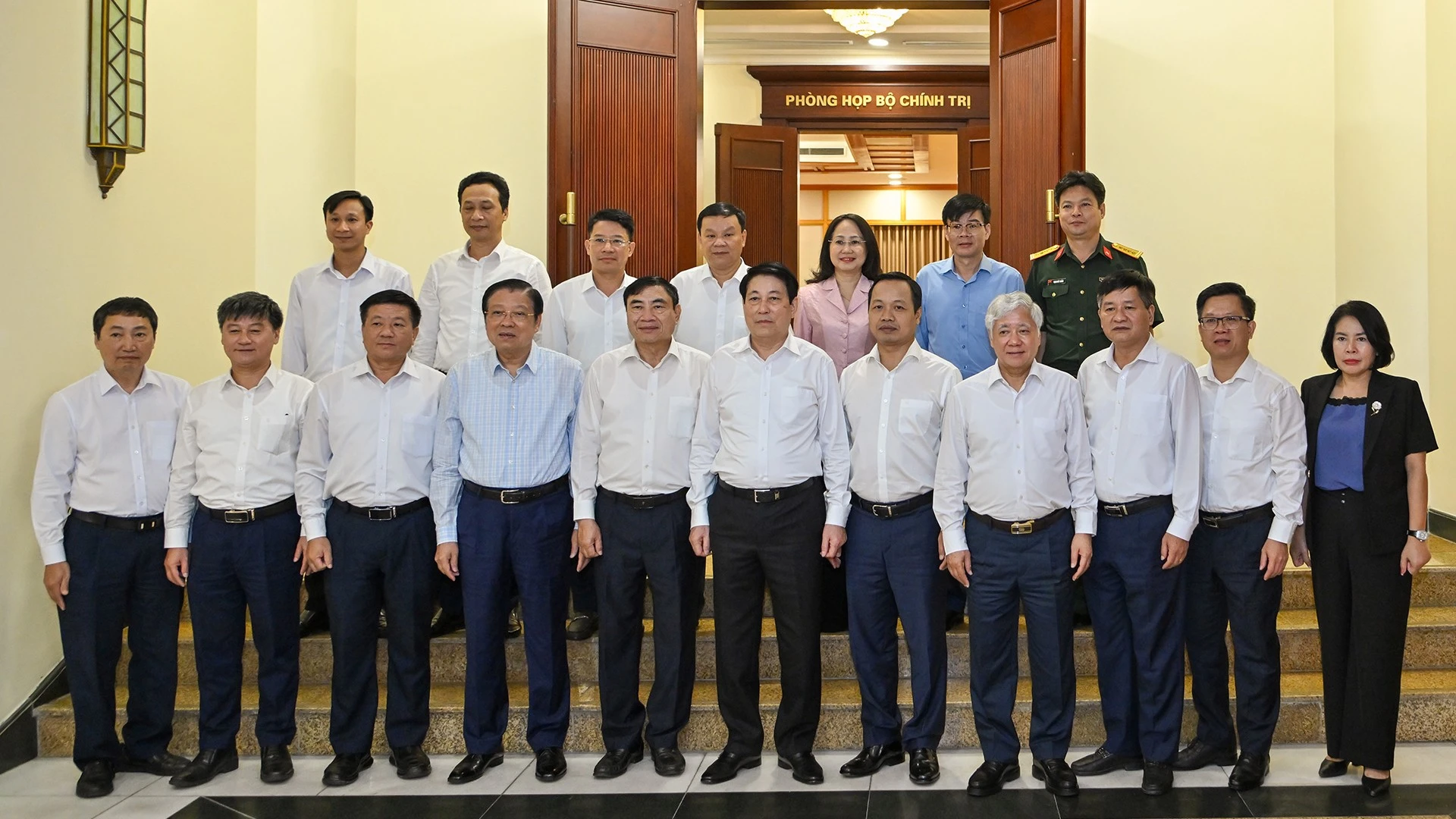 Chủ tịch nước Lương Cường và các đại biểu cùng các đồng chí trong Ban Thường vụ Tỉnh ủy Điện Biên tại buổi làm việc.