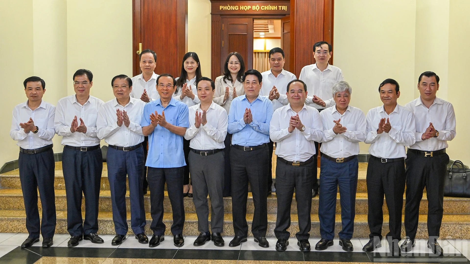 Chủ tịch nước Lương Cường và các đại biểu cùng các đồng chí trong Ban Thường vụ Tỉnh ủy Cao Bằng tại buổi làm việc.