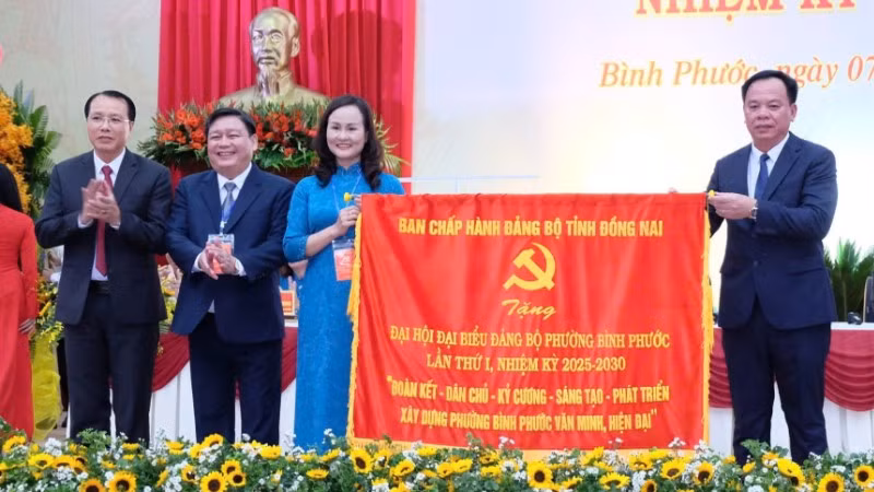 Phó Bí thư Tỉnh ủy, Chủ tịch ủy ban nhân dân tỉnh Đồng Nai Võ Tấn Đức tặng cờ chúc mừng đại hội.