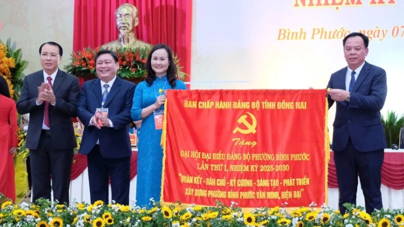 Phó Bí thư Tỉnh ủy, Chủ tịch ủy ban nhân dân tỉnh Đồng Nai Võ Tấn Đức tặng cờ chúc mừng đại hội.