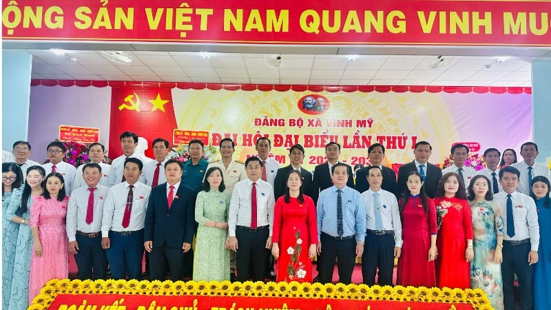 Các đồng chí lãnh đạo tỉnh Cà Mau và lãnh đạo xã Vĩnh Mỹ. (Ảnh: TRỌNG DUY)