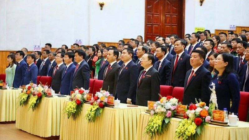 Đại biểu dự Đại hội Đảng bộ tỉnh Điện Biên lần thứ 15 thực hiện nghi thức Chào cờ trong phiên trù bị, sáng ngày 14/10. 